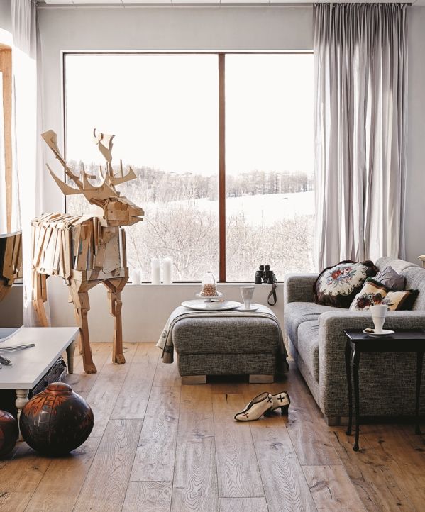 dom w szarościach i drewnie