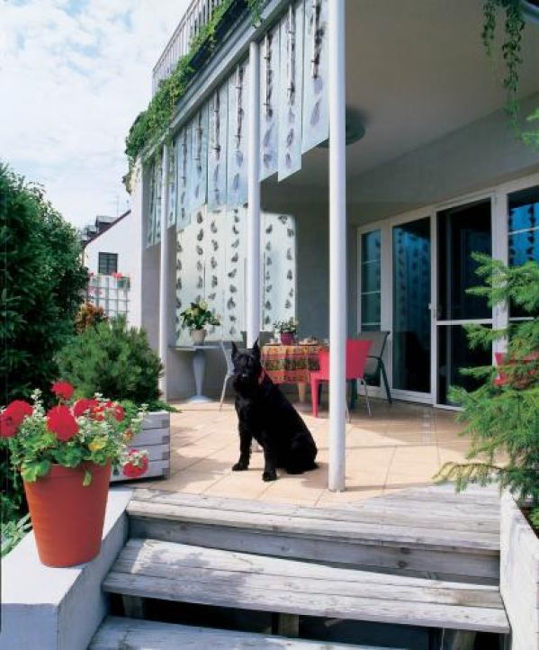 Taras został osłonięty taflami matowego szkła.