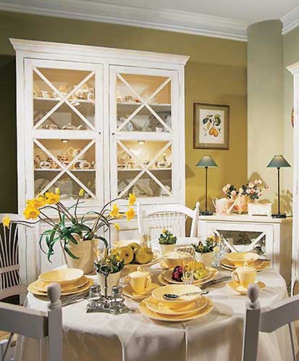 Klasyczna francuska porcelana, ale w ciepłym kolorze, to zapowiedź mniej oficjalnego przyjęcia. FRYDERYK GALLERY