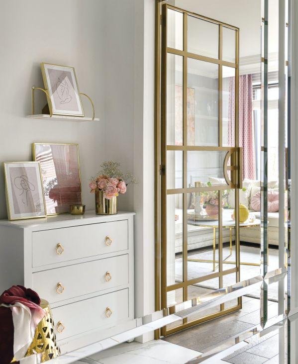 pudrowy róż i złoto we wnętrzach