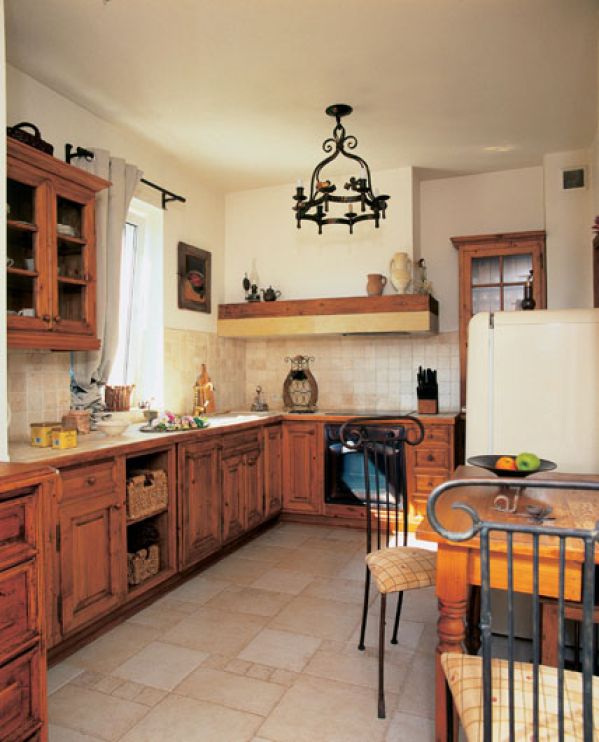 Najpierw był kuty żyrandol w kuchni, potem Alicja dobrała krzesla z kutymi oparciami.