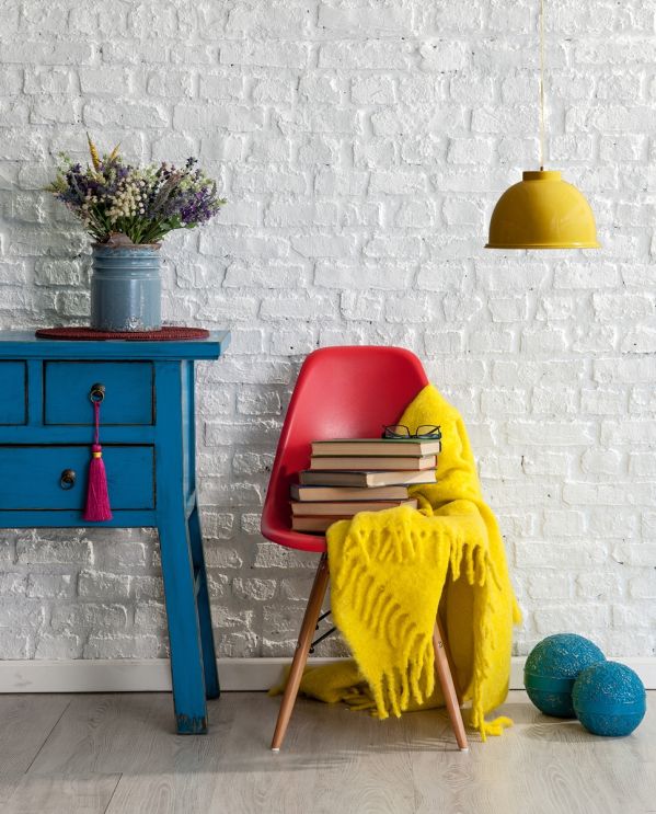 biała cegła w salonie