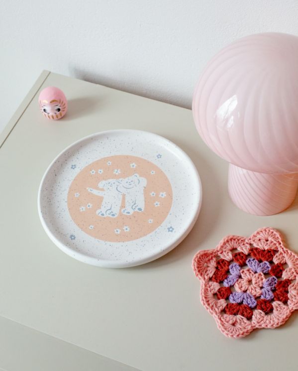 talerze z ilustracjami polskich grafików