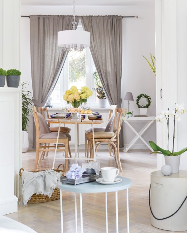 aranżacja białych wnętrz w przedwojennej willi