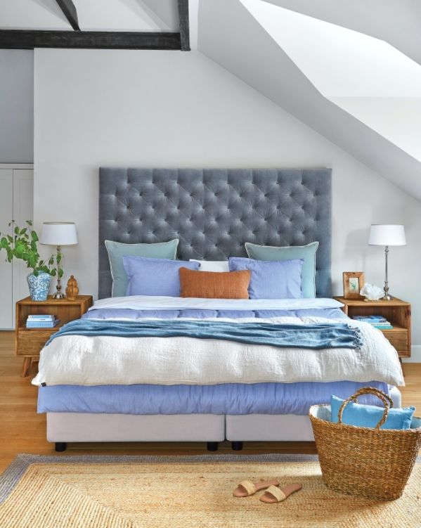 sypialnia na poddaszu ze skosami