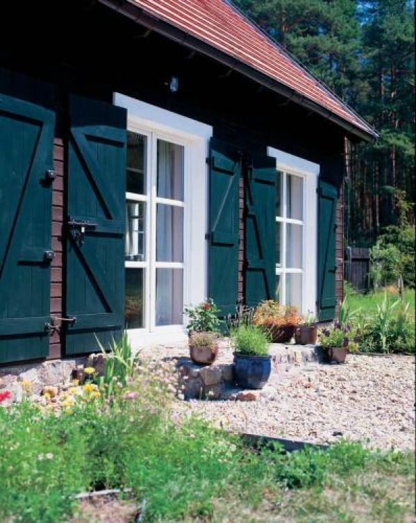 Dom nabrał elegancji po zamontowaniu okiennic. Kto by przypuszczał? A miały tylko chronić przed złodziejami.