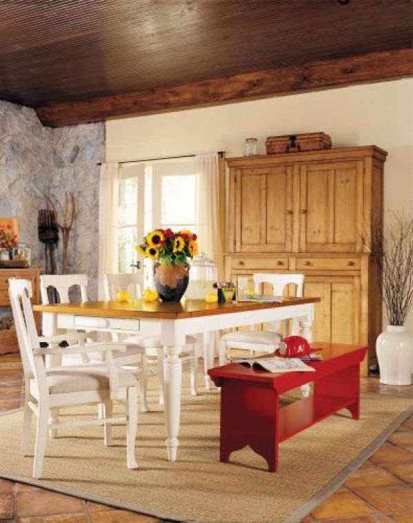 Do łask wracają tradycyjne ławy. Często są w kontrastowych kolorach. CENTRUM WITEK, MEBLE LANE