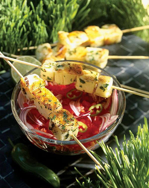 Szaszłyki z sera haloumi z sałatką pomidorową
