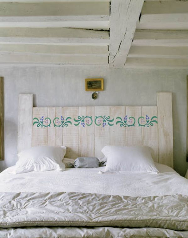 Na wezgłowiu łóżka. Miły rzucik