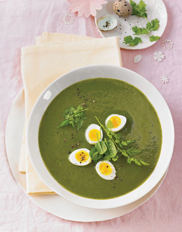 Zupa szpinakowa z jajami przepiórki