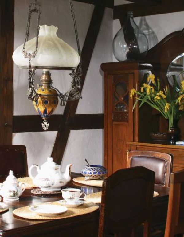 Naftowa lampa dodaje charakteru rustykalnemu wnętrzu. Fot. Rafał Lipski