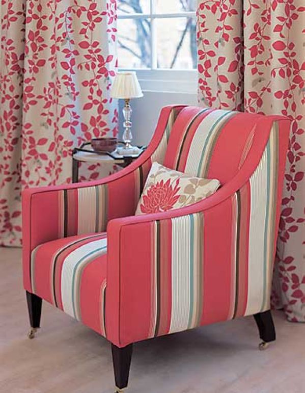 Dzięki czerwonym szerokim pasom klasyczny fotel na fortepianowych nóżkach nie jest nudny. DECODORE