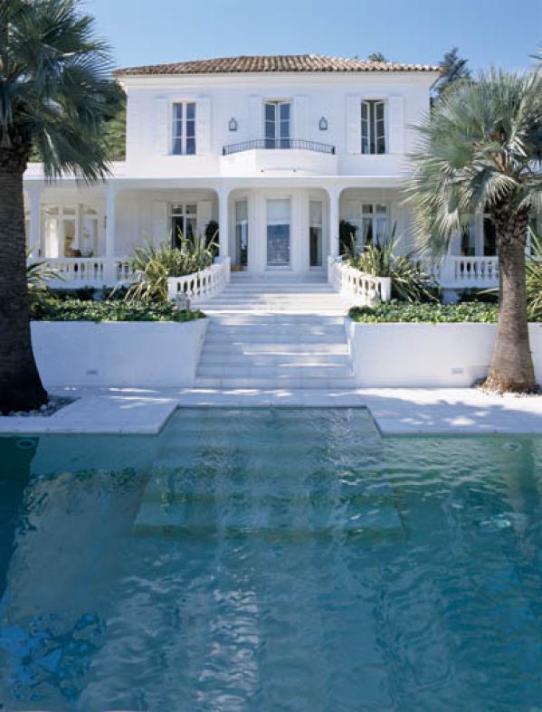 Dom w sam raz na wakacje, bo choć jest wytworny, w środku został urządzony na luzie.