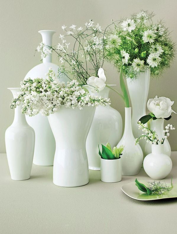 Piękny efekt dekoracji można uzyskać, wybierając wazony o różnych kształtach, a do każdego wstawiając inny kwiat.