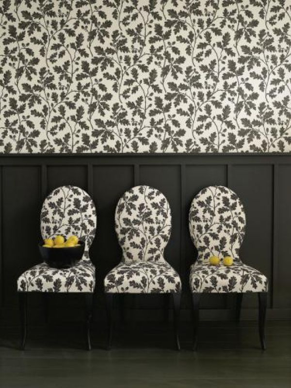 Nie chowają się pod stołem, raczej przyciągają wzrok i budzą emocje.