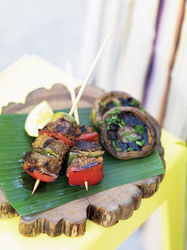 Szaszłyki wołowe z rusztu. Przepisy na leniwą niedzielę