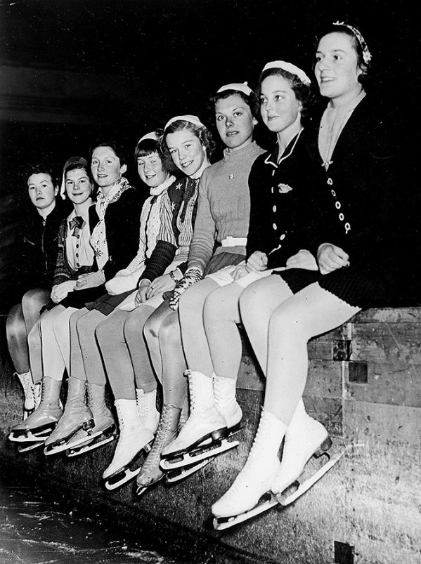 Łyżwiarki w przerwie treningu, Sztokholm, luty 1938 r.