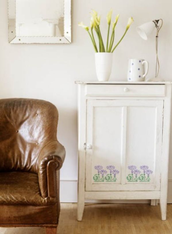 Kwiatowym wzorem można ozdobić meble.