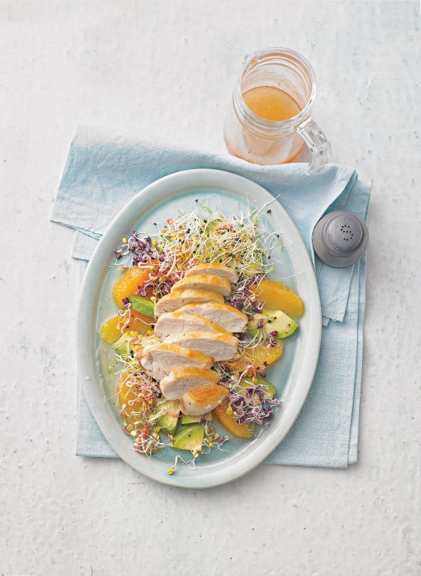 Sałatka z kiełkami i piersią kurczaka