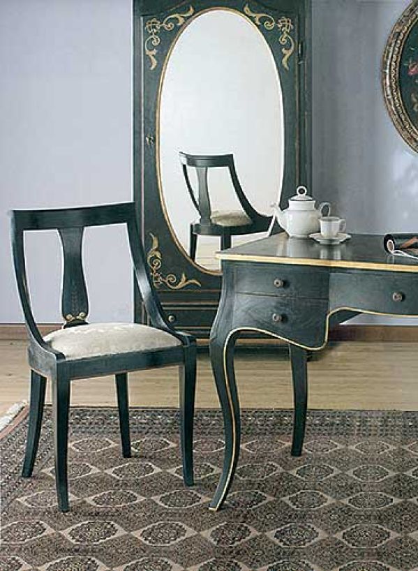 Można nim ozdobić np. drzwi szafy. Cena mebla z lustrem - 7835 zł. Do kompletu krzesło (2385 zł) i biurko (7560 zł). HEBAN