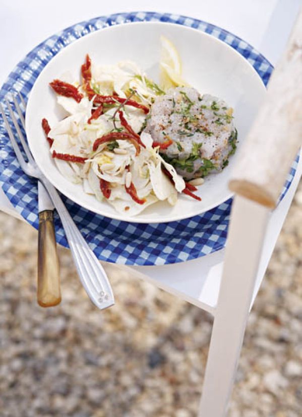 Tatar z pstrąga z sałatką z kopru włoskiego.