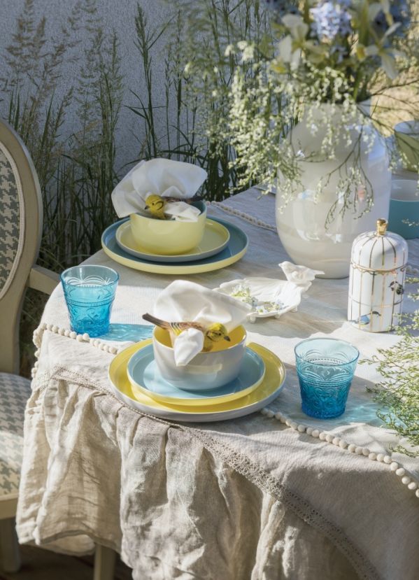 aranżacja stołu na przyjęcie w ogrodzie