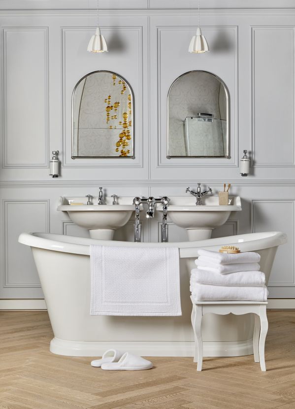 jak urządzić białą łazienkę