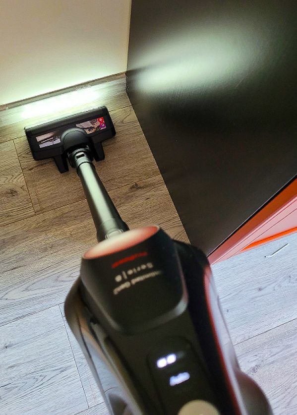 wygodne odkurzanie za pomocą odkurzacza pionowego Bosch Unlimited 8 ProPower