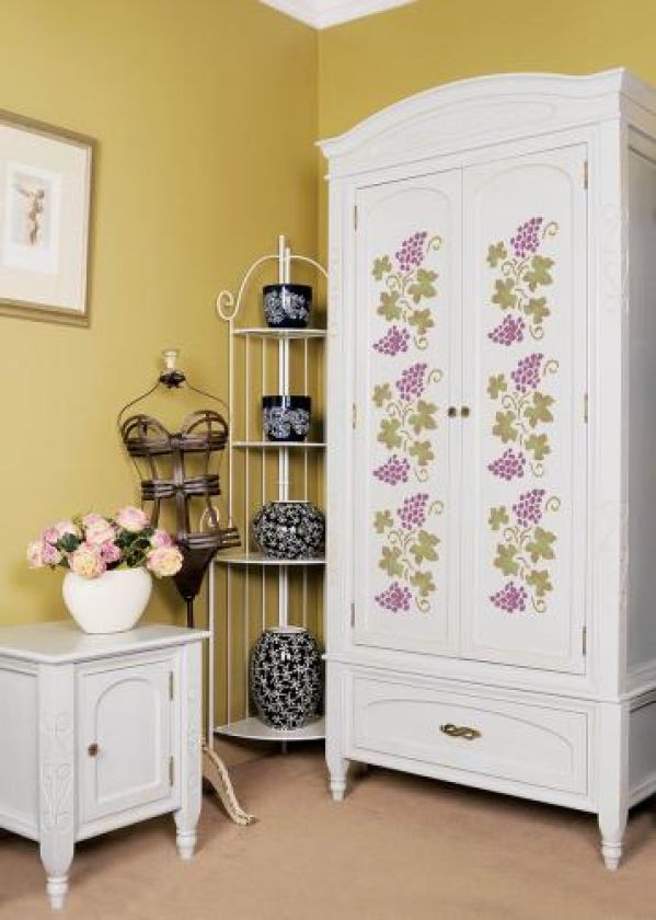 Freski na szafie. Winne grona