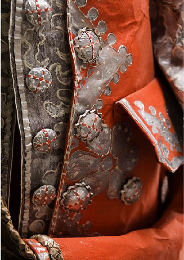 Guzy od surduta. Fot. East News. Guzik z pętelką