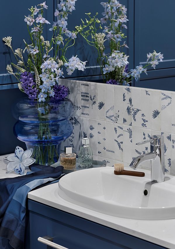 jakie meble wybrać do niebieskiej łazienki