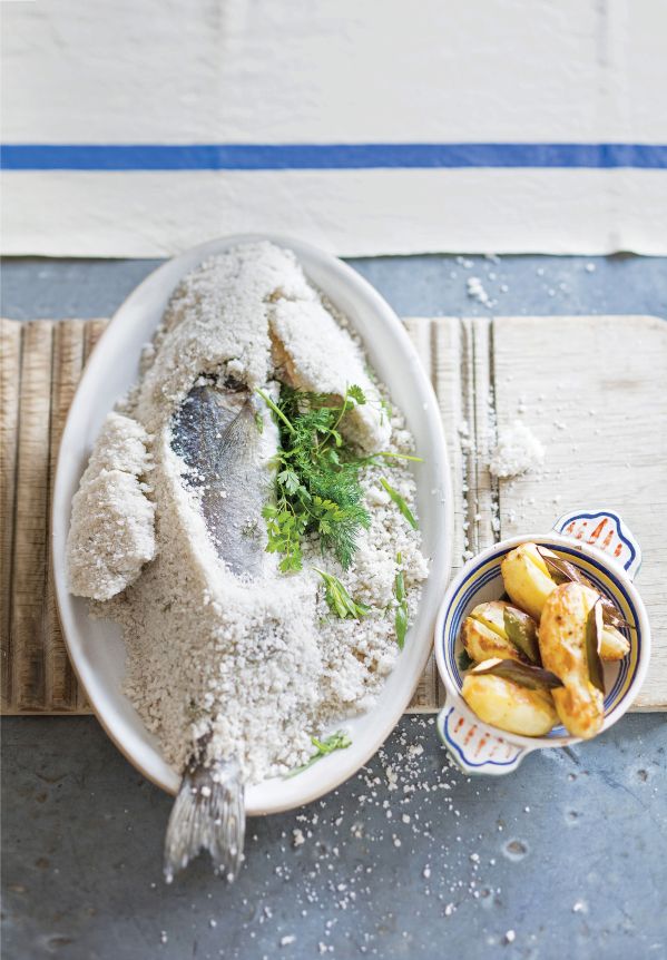 Okoń morski pieczony w soli z koprem włoskim