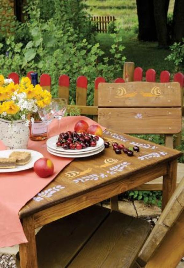 Freski na ogrodowych meblach. Leniwa niedziela