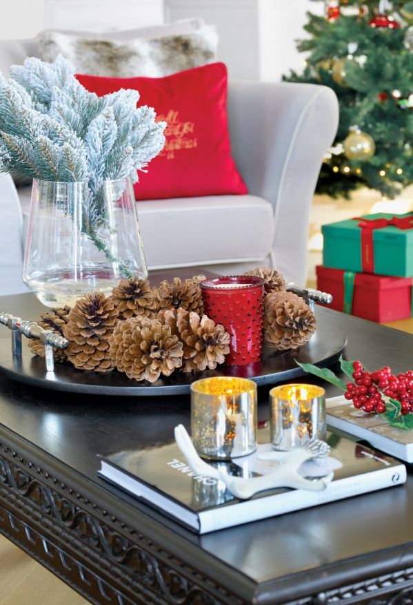 czerwono srebrne dekoracje bożonarodzeniowe