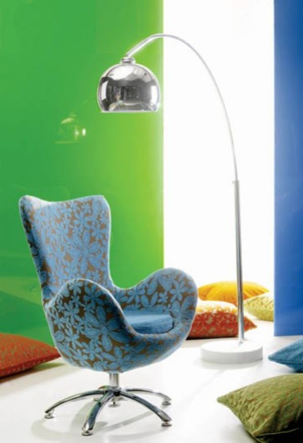 Słynny fotel Egg projektu Arne Jacobsena. Tkaninę Freedom marki Reynaldo kupimy w sklepach BM POLSKA.
