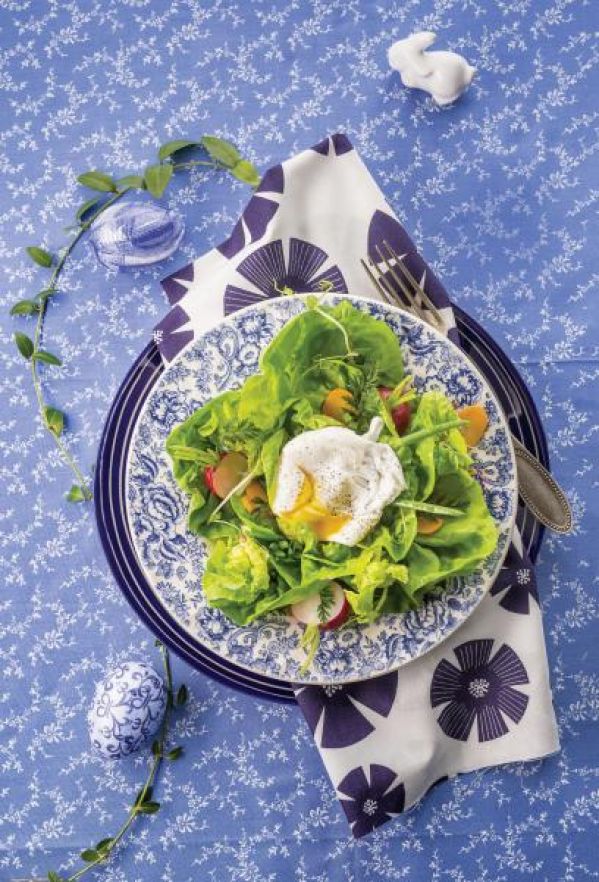 Sałatka z nowalijek z jajem w koszulce