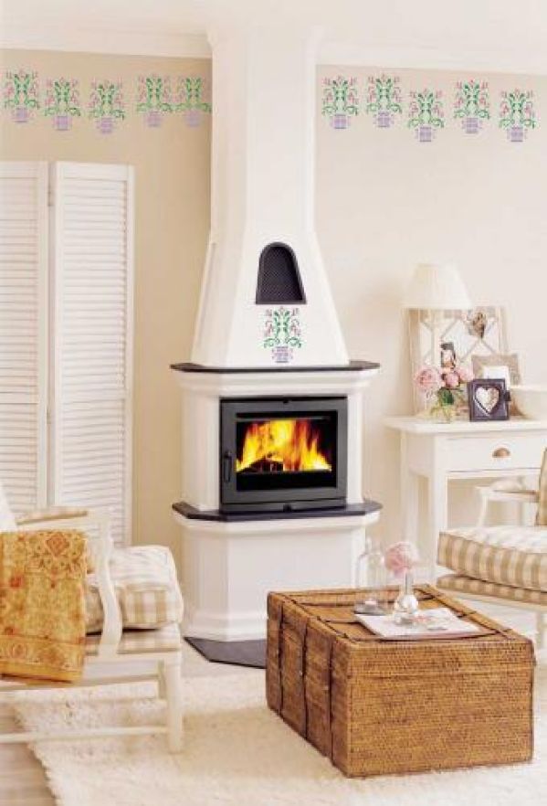 Freski w salonie. Kwiaty na ścianie