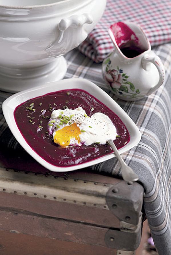 Barszcz z jajem w koszulce. Kremowe zupy