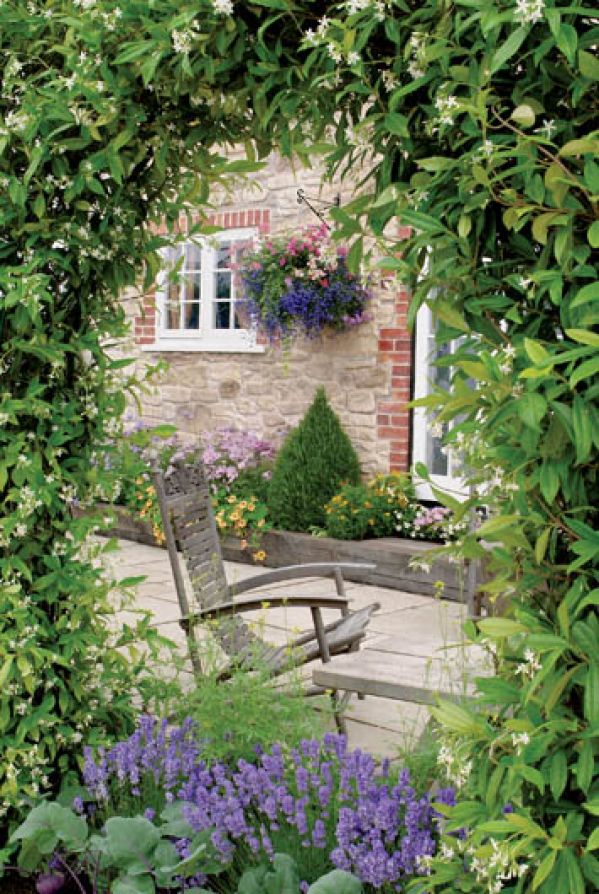 Wypoczynek przy takim okienku z jaśminu pachnącego to prawdziwa rozkosz.