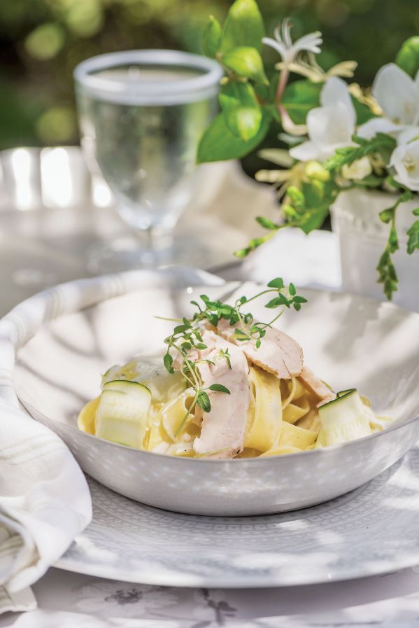 Pappardelle z grillowanym kurczakiem i wstążkami z cukinii