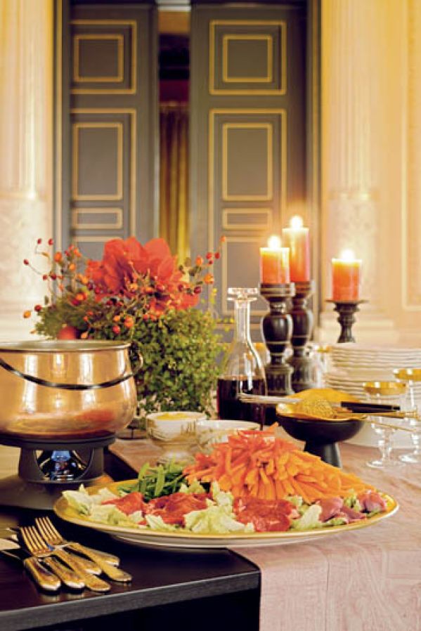 Fondue świetnie nadaje się na spotkanie z przyjaciółmi - pozwala delektować się jedzeniem i rozmową.