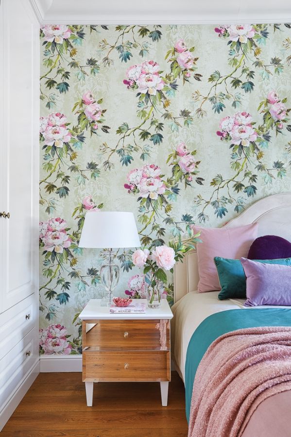 pudrowy róż we wnętrzach