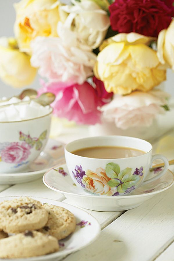 Jak przygotować herbatę brytyjską, chińską i arabską. Każda rozgrzeje w jesienne dni.