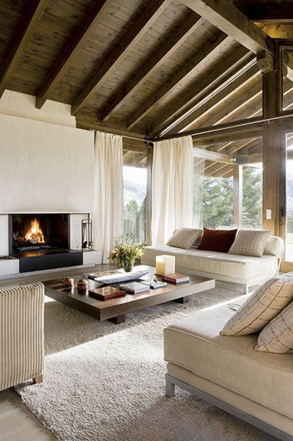 Otwarty kominek został tk sprytnie zbudowany, że grzeje cała ściana.