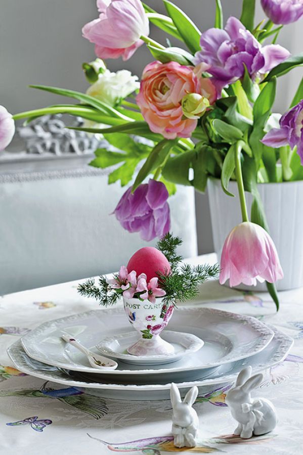 Wszechobecne pisanki są sposobem na bazę aranżacji wielkanocnej.