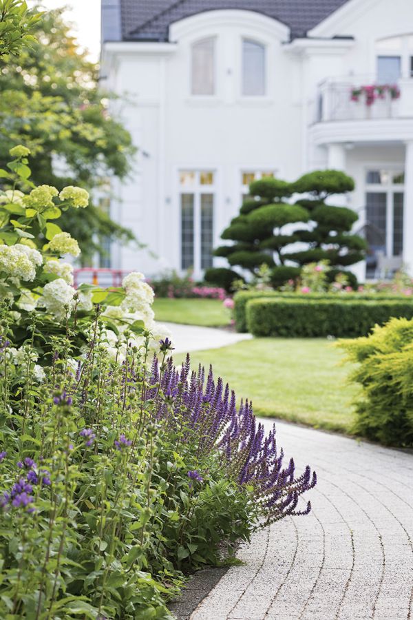 Ta odmiana pasowała tu idealnie – opowiadają. Zanim w czerwcu rozpocznie się różany spektakl, rabaty