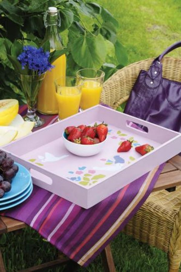 Odnowiona drewniana taca. Ptasie radio