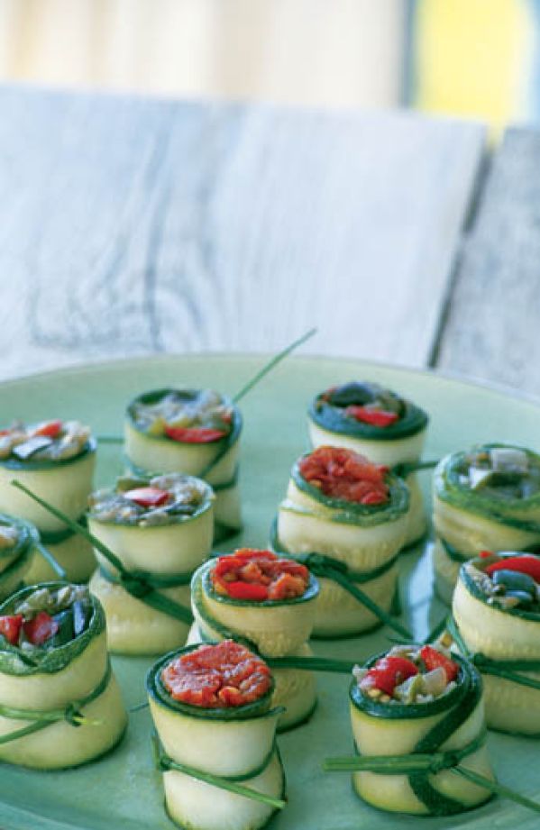 Wegetariańska wariacja na temat sushi - roladki z cukinii nadziewane pastą z papryki i bakłażana