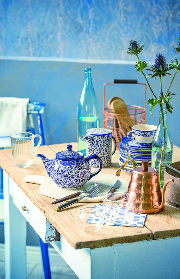 Ceramika kobaltowa z Bolesławca przywodzi na myśl wakacje u babci na wsi, piknik pod gruszą, letnią łąkę, zapach skoszonej