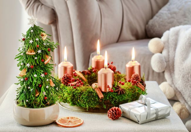 bożonarodzeniowe stroiki ze świecami adwentowymi
